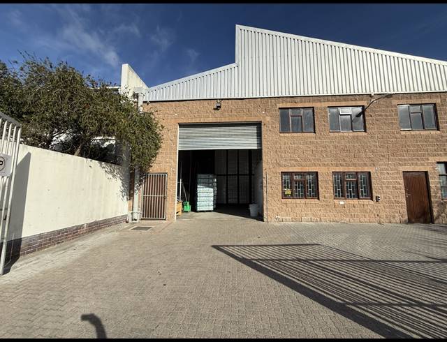 2,330M² WAREHOUSE TO LET IN RETREAT